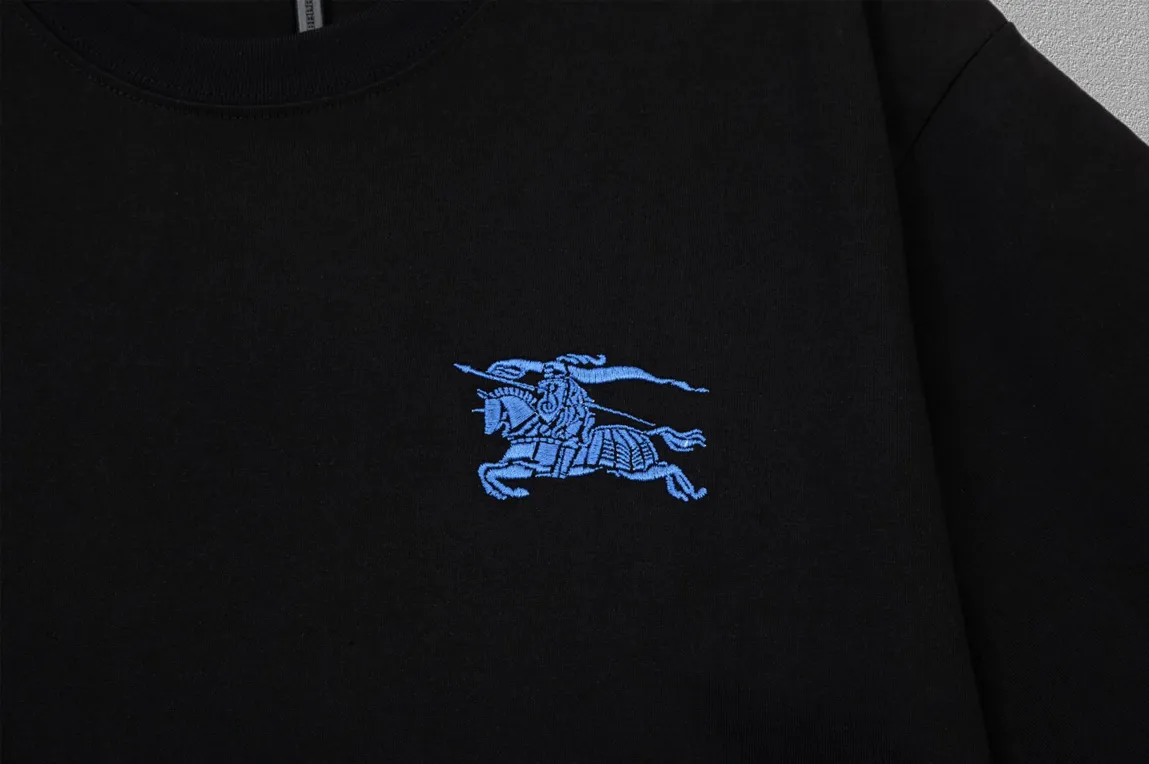 P85✨🔥 [BURBERRY] 2026FW short-sleeved T-shirt, embroidery technology, Premium 26s double yarn 300g fabric, heavy fabric, custom stretcher rib, same vat and dye, complete three standards, same style for men and women, color: Black White, Size: S M L XL XXL